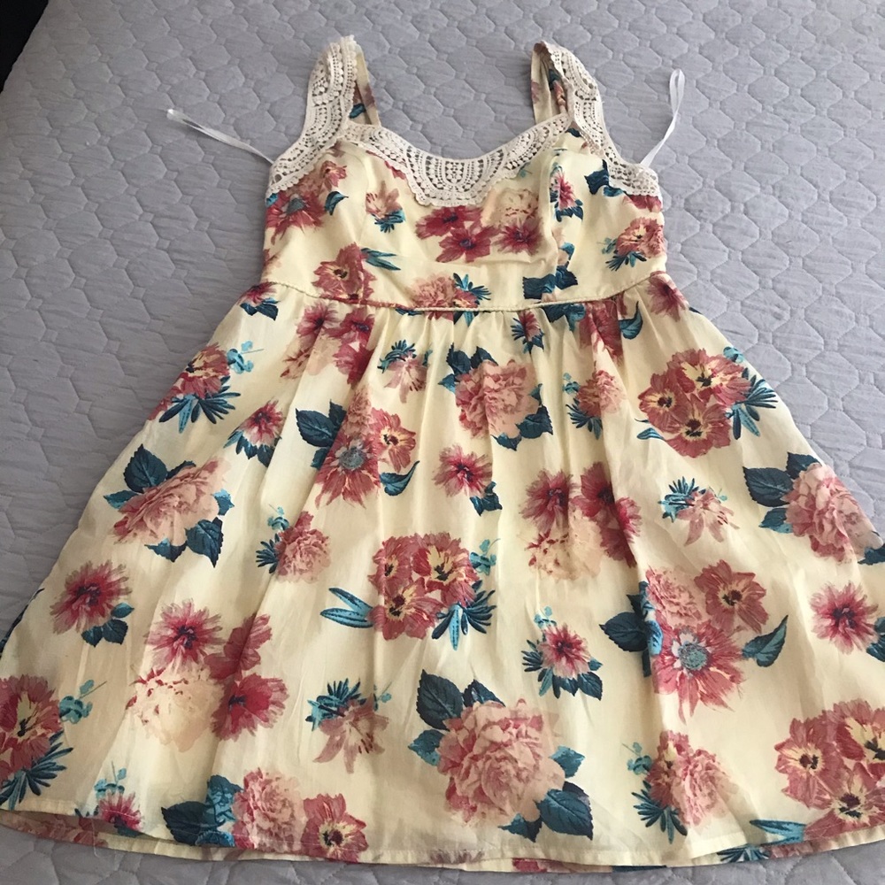 CITY TRIANGLES Floral Crochet Collar Dress